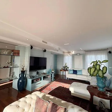 The Mirror Apartment *